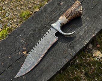 Faca de caça Puma Copper Damascus – Lâmina em aço Damasco com revestimento de cobre | Cabo em chifre de veado | Bainha de couro feita à mão