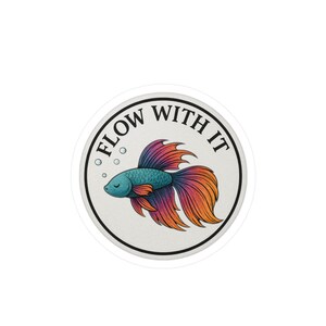 Adesivo Betta "Flow With It" - Divertente decalcomania in vinile per acquari e amanti degli animali - Regalo con fustellatura resistente all'acqua