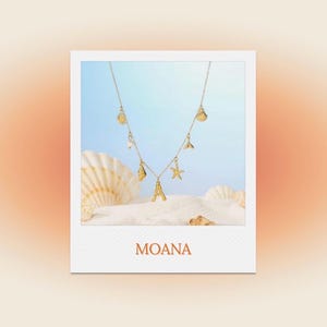 COLLAR MOANA – Collar con dije de playa e inicial – Collar dorado en capas con perla, concha, estrella de mar, cola de ballena, sol y una letra