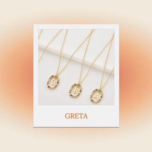 COLLAR GRETA – Collar con inicial de oro – Dije de letra brillante con piedras de colores – Joyería delicada – Gemas arcoíris