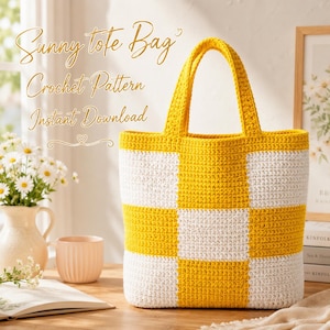 Puede incluir: Bolso tote de crochet amarillo y blanco con un diseño de tablero de ajedrez. El bolso tiene dos asas y el texto "Sunny tote Bag Crochet Pattern Instant Download" en cursiva.