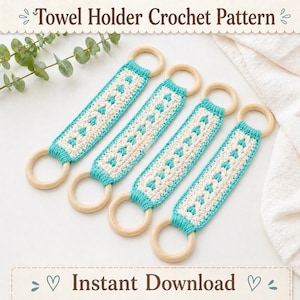 Puede incluir: Cuatro colgadores de toallas de ganchillo con aros de madera. Cada soporte presenta un centro color crema con detalles turquesa y un borde turquesa. El texto "Towel Holder Crochet Pattern" y "Instant Download" son visibles.