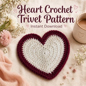 Puede incluir: Un patrón de salvamanteles de ganchillo en forma de corazón con un centro blanco y un borde burdeos. El texto "Heart Crochet Trivet Pattern - Instant Download" se muestra encima del salvamanteles. La imagen incluye flores y una taza.