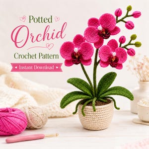 以下が含まれることがあります： 鮮やかなピンクの花と緑の葉を持つ、かぎ針編みの鉢植えの蘭。植物はベージュのかぎ針編みの鉢に入っています。「Potted Orchid Crochet Pattern - Instant Download」というテキストが含まれています。