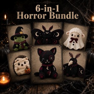Könnte beinhalten: Ein 6-in-1 Horror Bundle mit sechs gehäkelten Amigurumi-Figuren auf Karten: ein grüner Frosch mit Hexenhut, eine schwarze Motte mit Mondsymbolen, ein weißes Geisterschaf, ein Mumien-Igel mit Kürbis, eine schwarze Katze mit Nähten und ein dunkler Vogel.