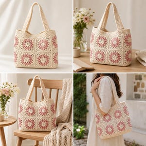 Puede incluir: Un bolso tote de crochet color crema con un estampado floral rosa. El bolso tiene forma rectangular con una base resistente y dos asas. El dise&ntilde;o floral est&aacute; formado por cuadrados con motivos de flores rosas.