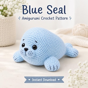 Puede incluir: Un amigurumi de foca de ganchillo azul claro. La foca tiene ojos negros y una nariz negra. El texto "Blue Seal Amigurumi Crochet Pattern" está en la parte superior de la imagen, con "Instant Download" en la parte inferior.