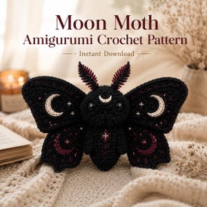 Puede incluir: Una polilla amigurumi de ganchillo negra con grandes alas que presentan lunas crecientes y estrellas blancas bordadas, detalles en rojo oscuro, dos antenas y ojos negros. El texto dice Moon Moth Amigurumi Crochet Pattern Instant Download.