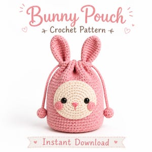 Puede incluir: Una bolsa de conejito rosa tejida a ganchillo con cierre de cordón y orejas de conejo. La cara del conejito es de color crema con ojos negros y mejillas rosas. El texto en la imagen dice "Bunny Pouch Crochet Pattern" e "Instant Download".
