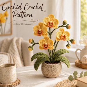 Könnte beinhalten: Eine gehäkelte Orchideenpflanze mit gelben Blüten, grünen Blättern und einem beigefarbenen Topf. Der Text "Orchid Crochet Pattern" und "Instant Download" ist sichtbar. Die handgefertigte Pflanze steht auf einem Tisch.