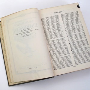 Op de afbeelding: Een close-up van de copyright- en voorwoordpagina's van een vintage boek. Het boek is gebonden in bruin leer en heeft een cr&egrave;mekleurige binnenkant. De tekst op de pagina's is in zwarte inkt gedrukt en in een traditioneel schreeflettertype.