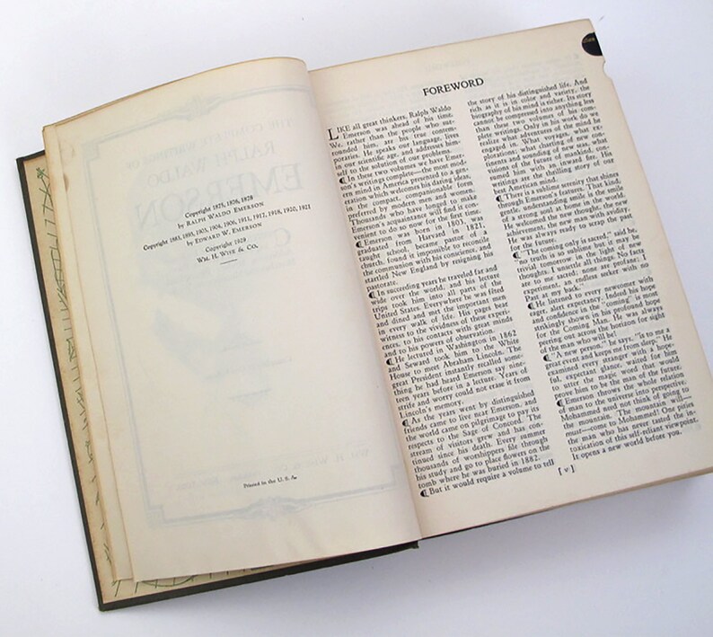 Op de afbeelding: Een close-up van de copyright- en voorwoordpagina's van een vintage boek. Het boek is gebonden in bruin leer en heeft een cr&egrave;mekleurige binnenkant. De tekst op de pagina's is in zwarte inkt gedrukt en in een traditioneel schreeflettertype.