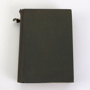 Op de afbeelding: Een donkergroen hardback boek met de titel "On the Rights of Man" op de voorkant.