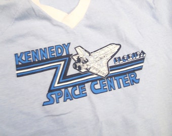 Jaren '80 Kennedy Space Center shirt met V-hals