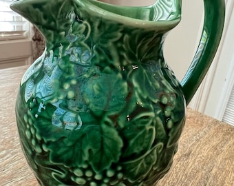 Vintage Wedgwood Majolika-Stil-Grapevinen-Krug - Grüne Keramik, Etruria Barlaston England - 13 cm