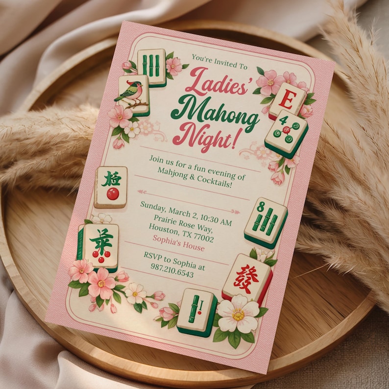 K&ouml;nnte beinhalten: Eine rosa Einladung f&uuml;r einen Damen-Mahjong-Abend mit floralen Akzenten und illustrierten Mahjong-Steinen. Die Einladung enth&auml;lt Veranstaltungsdetails wie Datum, Uhrzeit, Ort und RSVP-Informationen. Der Text ist in Gr&uuml;n und Rosa gehalten.