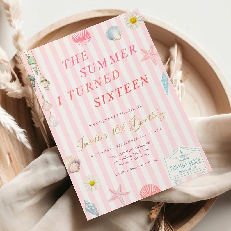 Peut inclure: Une invitation &agrave; rayures roses et blanches avec le texte "The Summer I Turned Sixteen" et "Isabella's 16th Birthday". L'invitation est d&eacute;cor&eacute;e d'illustrations de coquillages et de fleurs. Les d&eacute;tails de l'&eacute;v&eacute;nement sont imprim&eacute;s en or et en bleu.