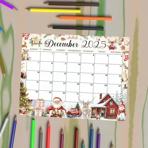 Könnte beinhalten: Ein Dezember 2025 Kalender mit festlichem Weihnachtsthema. Der Kalender zeigt Illustrationen von Santa Claus, einem Schneemann, einem roten LKW und einem gemütlichen Haus. Buntstifte umgeben den Kalender.