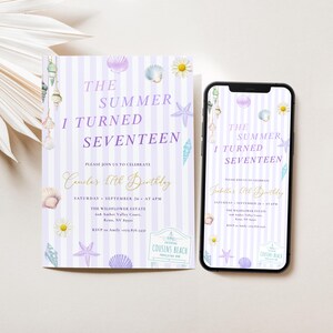 Puede incluir: Una invitación de cumpleaños con temática de verano. La invitación presenta un fondo a rayas verticales en lavanda y blanco, adornado con conchas marinas, estrellas de mar y margaritas. El texto dice "The Summer I Turned Seventeen". Un smartphone muestra el mismo diseño.