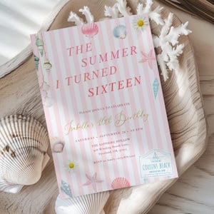 Peut inclure: Une invitation &agrave; rayures roses et blanches avec le texte "THE SUMMER I TURNED SIXTEEN" et "Isabella's 16th Birthday". L'invitation est d&eacute;cor&eacute;e d'illustrations de coquillages et d'&eacute;toiles de mer. L'invitation est sur un plateau en bois avec des coquillages et du corail.
