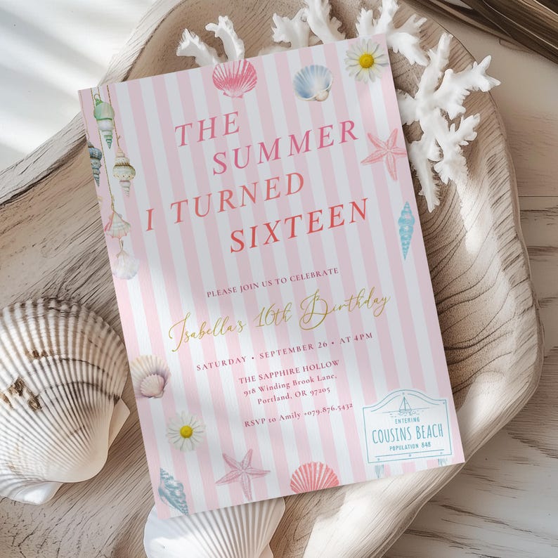 Peut inclure: Une invitation &agrave; rayures roses et blanches avec le texte "THE SUMMER I TURNED SIXTEEN" et "Isabella's 16th Birthday". L'invitation est d&eacute;cor&eacute;e d'illustrations de coquillages et d'&eacute;toiles de mer. L'invitation est sur un plateau en bois avec des coquillages et du corail.