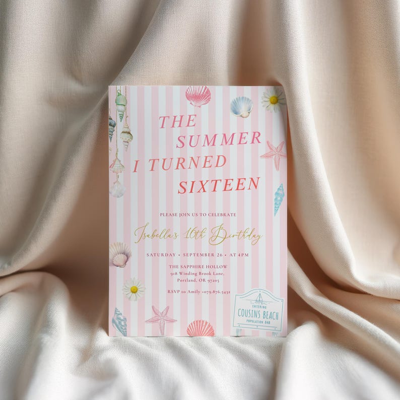 Peut inclure: Une invitation &agrave; rayures roses et blanches avec le texte "The Summer I Turned Sixteen". L'invitation est d&eacute;cor&eacute;e de coquillages, d'&eacute;toiles de mer et de marguerites. Le texte "Isabella's 16th Birthday" est &eacute;galement pr&eacute;sent.