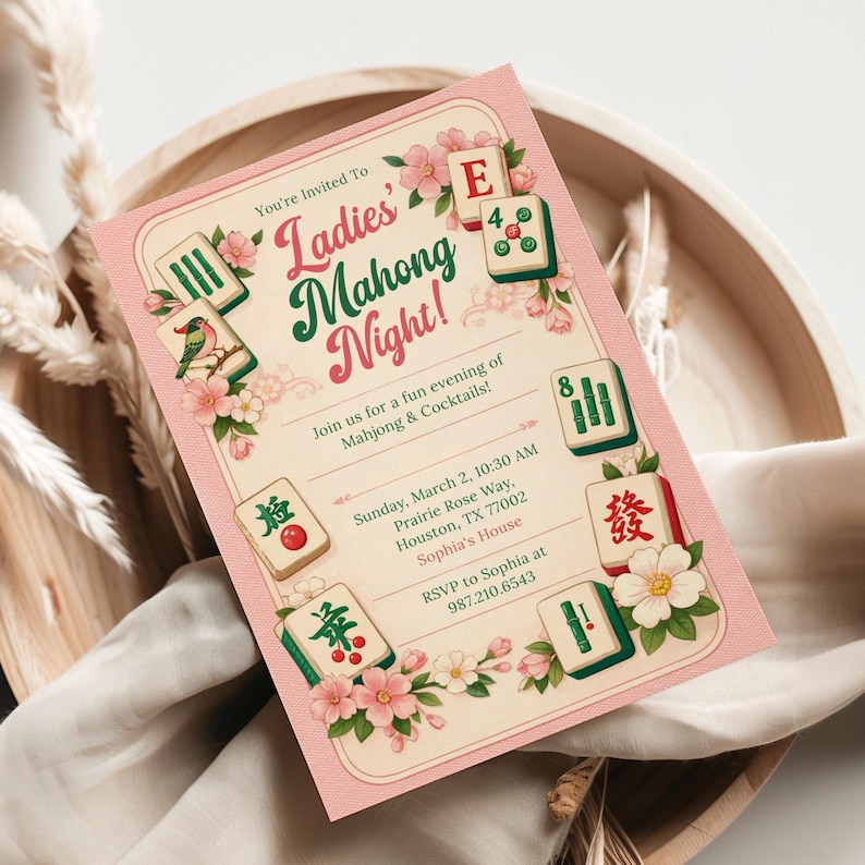 K&ouml;nnte beinhalten: Eine rosa Einladung f&uuml;r einen "Ladies Mahjong Night" mit floralen Illustrationen und Mahjong-Kacheln. Die Einladung enth&auml;lt Veranstaltungsdetails wie Datum, Uhrzeit und Ort. Das Design hat eine Vintage-&Auml;sthetik mit einem dekorativen Rand und Text in Gr&uuml;n und Rosa.