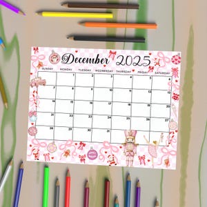 Könnte beinhalten: Ein rosa-weißer Dezember 2025 Kalender mit weihnachtlichen Illustrationen. Der Kalender hat ein Rasterlayout mit Daten und Wochentagen, umgeben von festlichen Rändern und Zeichnungen eines Nussknackers und einer Ballerina.