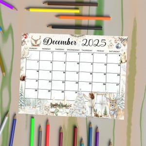 Può includere: Un calendario di dicembre 2025 a tema invernale. Il calendario presenta illustrazioni di cervi, neve e un albero di Natale. Matite colorate circondano il calendario.