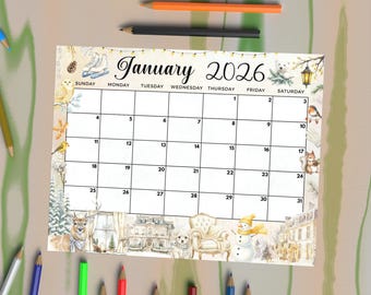Op de afbeelding: Een kalender voor januari 2026 met een winterthema. De kalender toont illustraties van winters scènes, waaronder een sneeuwpop, een hert en een gezellig interieur. Gekleurde potloden omringen de kalender.