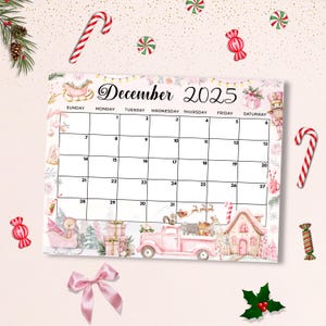 Könnte beinhalten: Ein dekorativer Dezember 2025 Kalender mit festlichem Weihnachtsthema. Der Kalender hat ein rosa-weißes Farbschema mit Illustrationen eines rosa Trucks, eines Lebkuchenhauses und Zuckerstangen. Der Kalender ist von dekorativen Elementen umgeben.