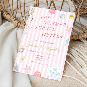 Peut inclure: Une invitation &agrave; rayures roses et blanches avec le texte "THE SUMMER I TURNED SIXTEEN". L'invitation comprend des illustrations de coquillages et d'&eacute;toiles de mer. Le texte indique "Isabella's 16th Birthday" et comprend les d&eacute;tails de l'&eacute;v&eacute;nement.