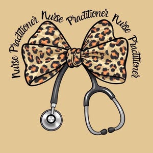 Puede incluir: Ilustración digital de un estetoscopio con una pajarita. La pajarita tiene un estampado de leopardo en tonos marrón y naranja. Las palabras "Nurse Practitioner" están escritas en círculo alrededor de la pajarita.