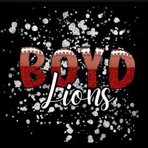 Puede incluir: Un fondo negro con salpicaduras de purpurina plateada. La palabra "BOYD" está en un diseño de fútbol americano con purpurina roja. Debajo, la palabra "Lions" está escrita en una fuente blanca.