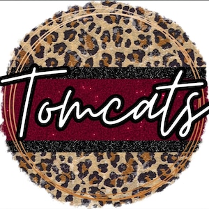 Könnte beinhalten: Kreisförmiges Design mit Leopardenmuster-Hintergrund, einem schwarzen Glitzerstreifen und einem weinroten Glitzerstreifen. Das Wort "Tomcats" ist in weißer Schrift mit schwarzer Umrandung geschrieben.