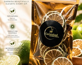Pode incluir: Uma bolsa selável de cor dourada contendo fatias de lima desidratadas. A embalagem apresenta o texto "DRIED LIME SLICES" e "GARNISHED YOUR PERSONAL MOBILE BAR" num rótulo circular preto. A bolsa está rodeada por limas frescas, inteiras e fatiadas.