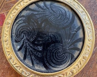Unique vintage compact with spiral swirl designs