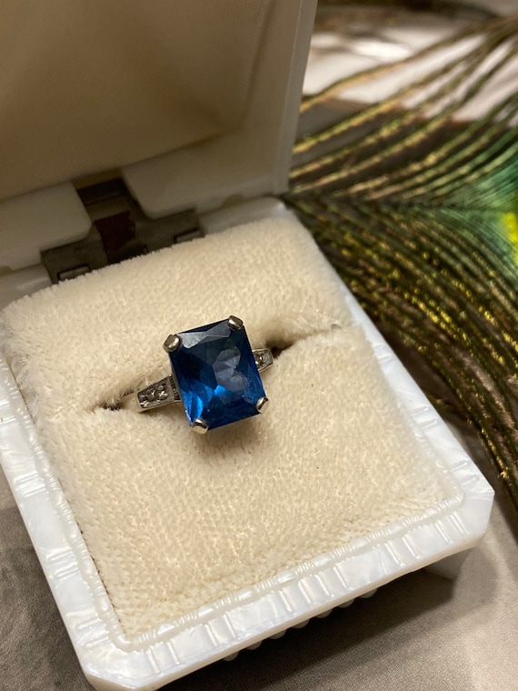 10k White Gold with Blue Spinel