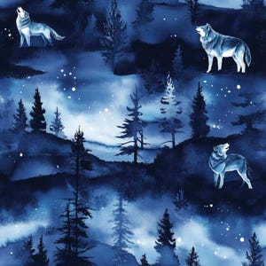 Könnte beinhalten: Ein nahtloses Stoffmuster mit einer dunkelblauen Aquarell-Waldlandschaft, Silhouetten von Kiefern und drei Wölfen. Zwei Wölfe heulen mit erhobenen Köpfen, während ein dritter Wolf aufrecht steht und nach vorne blickt.