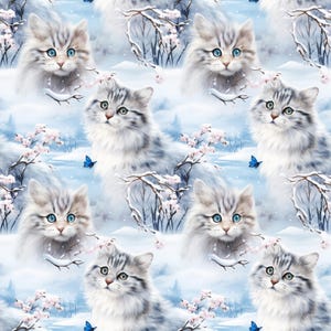 Può includere: Motivo ripetuto con soffici gattini grigi e bianchi con occhi blu sorprendenti. Lo sfondo raffigura un paesaggio innevato con rami spogli coperti di neve e fiori rosa, con farfalle blu sparse.