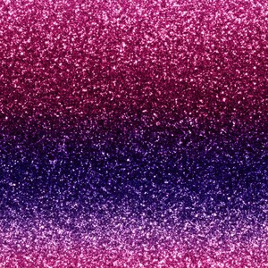 Könnte beinhalten: Eine texturierte Oberfläche mit einer dichten Glitzerschicht, die einen Farbverlauf von leuchtendem Magentarosa oben zu einem tiefen, dunklen Violett unten aufweist und einen funkelnden Effekt über das gesamte quadratische Feld erzeugt.