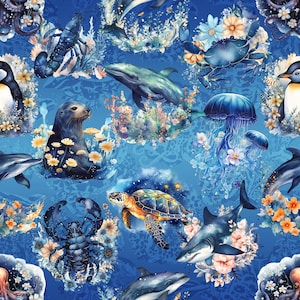 Könnte beinhalten: Ein nahtloses Muster mit verschiedenen Meeresbewohnern und Blumen auf blauem Hintergrund. Das Muster enthält Delfine, eine Meeresschildkröte, eine Qualle, einen Krebs, einen Hummer, einen Pinguin und eine Robbe. Die Blumen sind in den Farben Rosa, Gelb und Weiß gehalten.