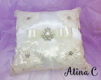 Cuscino portafedi in raso bianco con applicazioni di fiori in pizzo avorio con fiocco di raso e strass, sposa, matrimonio,wedding,