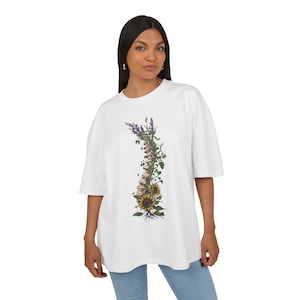 Maglietta con motivo floreale ispirato alla natura per gli amanti dell'ecologia, maglietta grafica unisex, abbigliamento casual estivo, regalo per gli amanti delle piante, outfit da festival