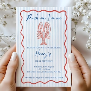 Peut inclure: Une invitation d'anniversaire avec une illustration de homard rouge et du texte. L'invitation a un fond à rayures bleues et blanches et une bordure rouge ondulée. Le texte dit "Pinch me, I'm one" et "Henry's First Birthday".