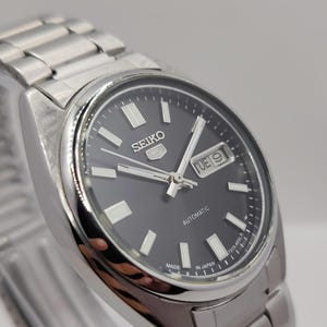 Vintage Seiko 5 Automatic Men&#39;s Watch: Japan-Made Stainless Steel Day-Date