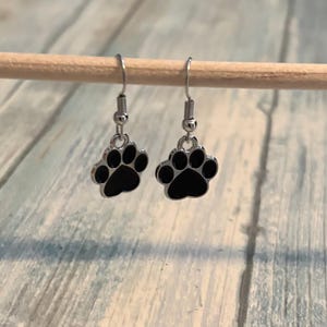 足跡プリントのダングルイヤリング – さまざまなスタイルと色!