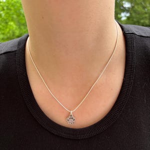 Collana personalizzata con zampa di cane, collana con nome con impronta di zampa, collana con zampa in argento sterling, collana commemorativa minimalista con zampa di gatto - Italia
