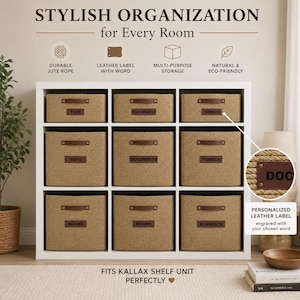 Può includere: Uno scaffale bianco a nove scomparti contenente nove cesti portaoggetti rettangolari in corda di juta color marrone chiaro. Ogni cesto presenta un'etichetta in pelle marrone con scritte come TOYS, DOCUMENTS, TOWELS, BOOKS e BLANKETS. Il testo STYLISH ORGANIZATION for Every Room è visibile.
