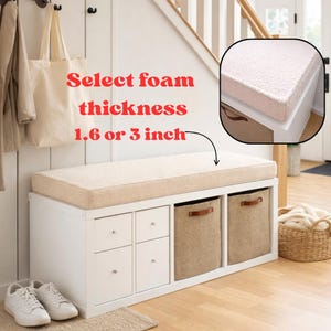 Può includere: Panca contenitore bianca con piano imbottito beige e cesti in tessuto. La panca ha cassetti e cesti per riporre gli oggetti. Il testo sull'immagine recita "Select foam thickness 1.6 or 3 inch".